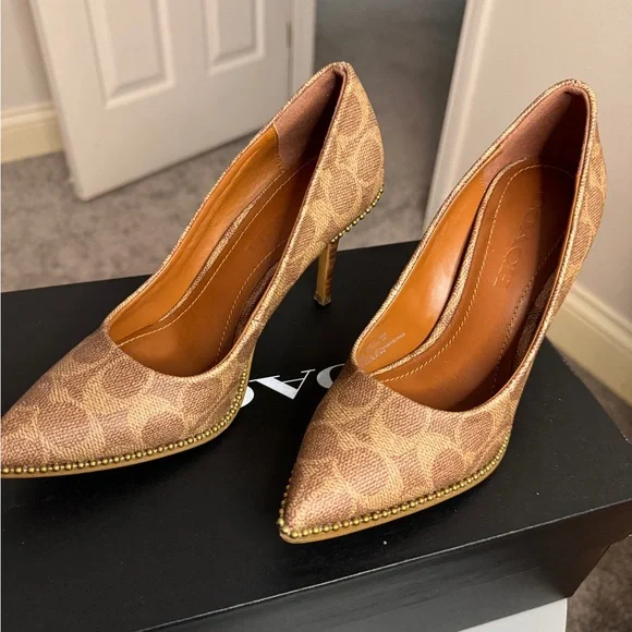 COACH Samantha Pump Point Toe 3.25” Heel signature logo bead chain size 5.5 - Picture 9 of 15